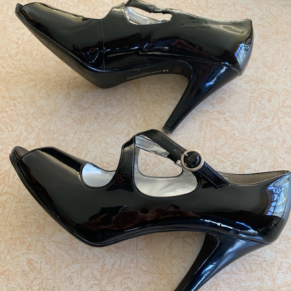 ❤️Absolutely Gorgeous Naturilzer Black w/patent finish size 9 ladies shoes❤️